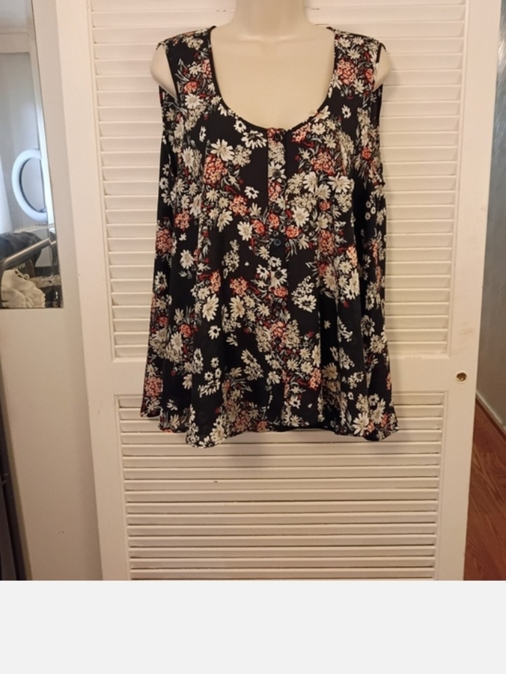 Style & Co Floral Blouse in Black & Red Large Like New